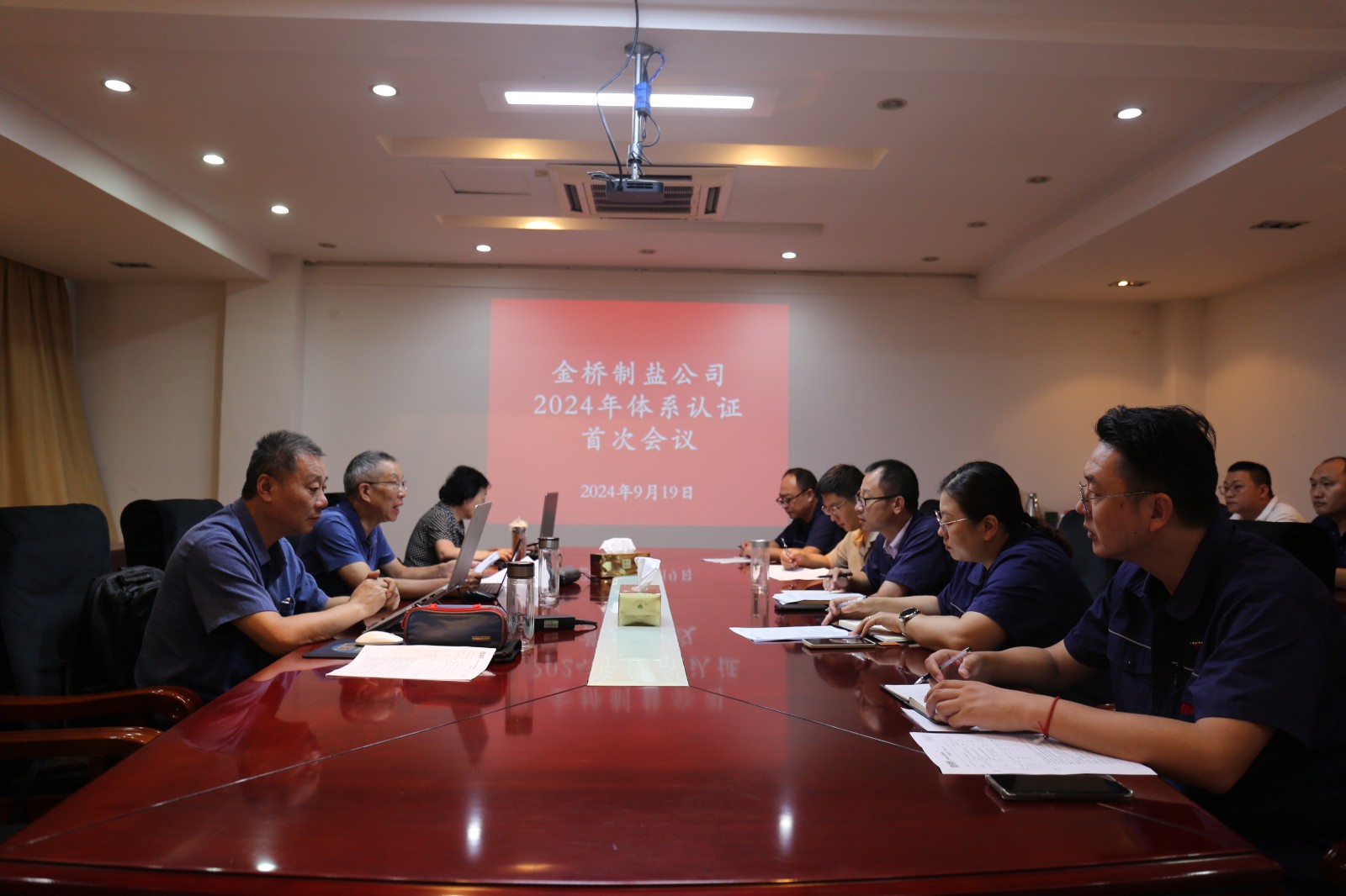 近日，金橋制鹽公司通過北京世標(biāo)認(rèn)證中心審核，給予食品安全管理體系、環(huán)境管理體系和職業(yè)健康安全管理體系認(rèn)證“保持認(rèn)證資格”的監(jiān)督審核結(jié)論，給予質(zhì)量管理體系認(rèn)證“再次注冊(cè)”的再認(rèn)證審核結(jié)論。通過審核，是對(duì)公司精細(xì)化管理成果的檢驗(yàn)，促進(jìn)公司內(nèi)控管理水平持續(xù)提升。（李曉月）